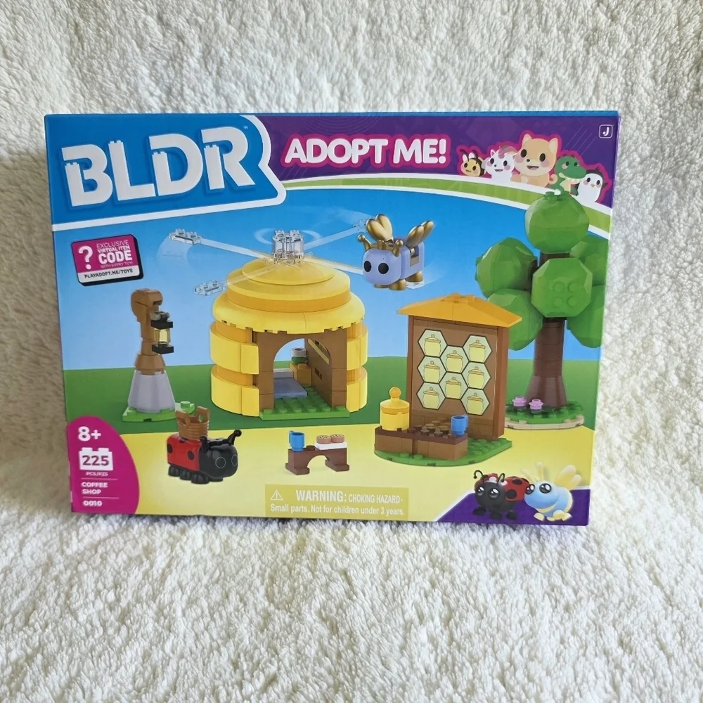 New BLDR Roblox Adopt Me! Coffee Shop Interior w/ Queen Bee Building Set 225 pc